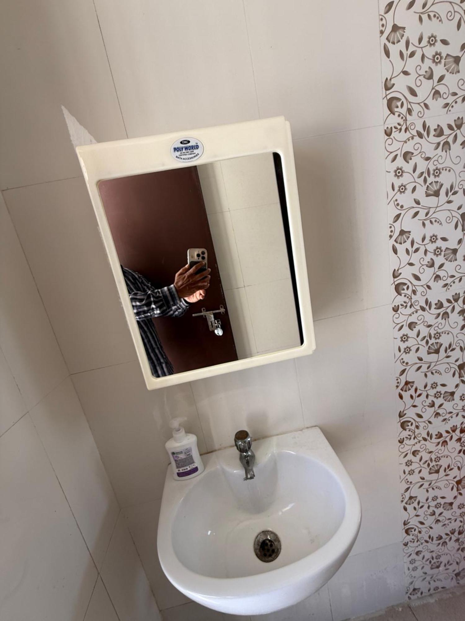 Sels 2 Single Bed, Bathroom, Lift, Third Floor, Bike Park Apartment