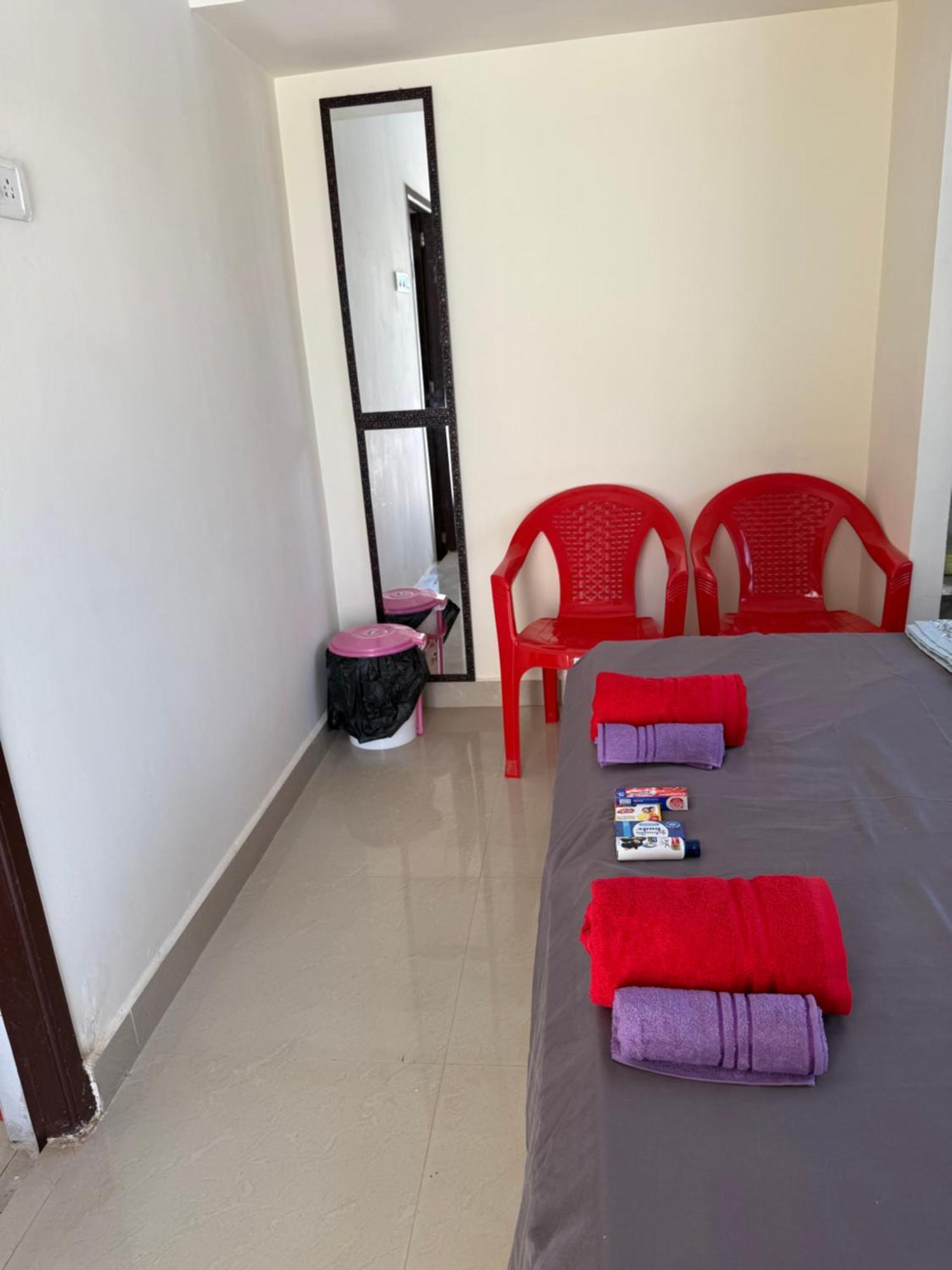 Sels 2 Single Bed, Bathroom, Lift, Third Floor, Bike Park Apartment *