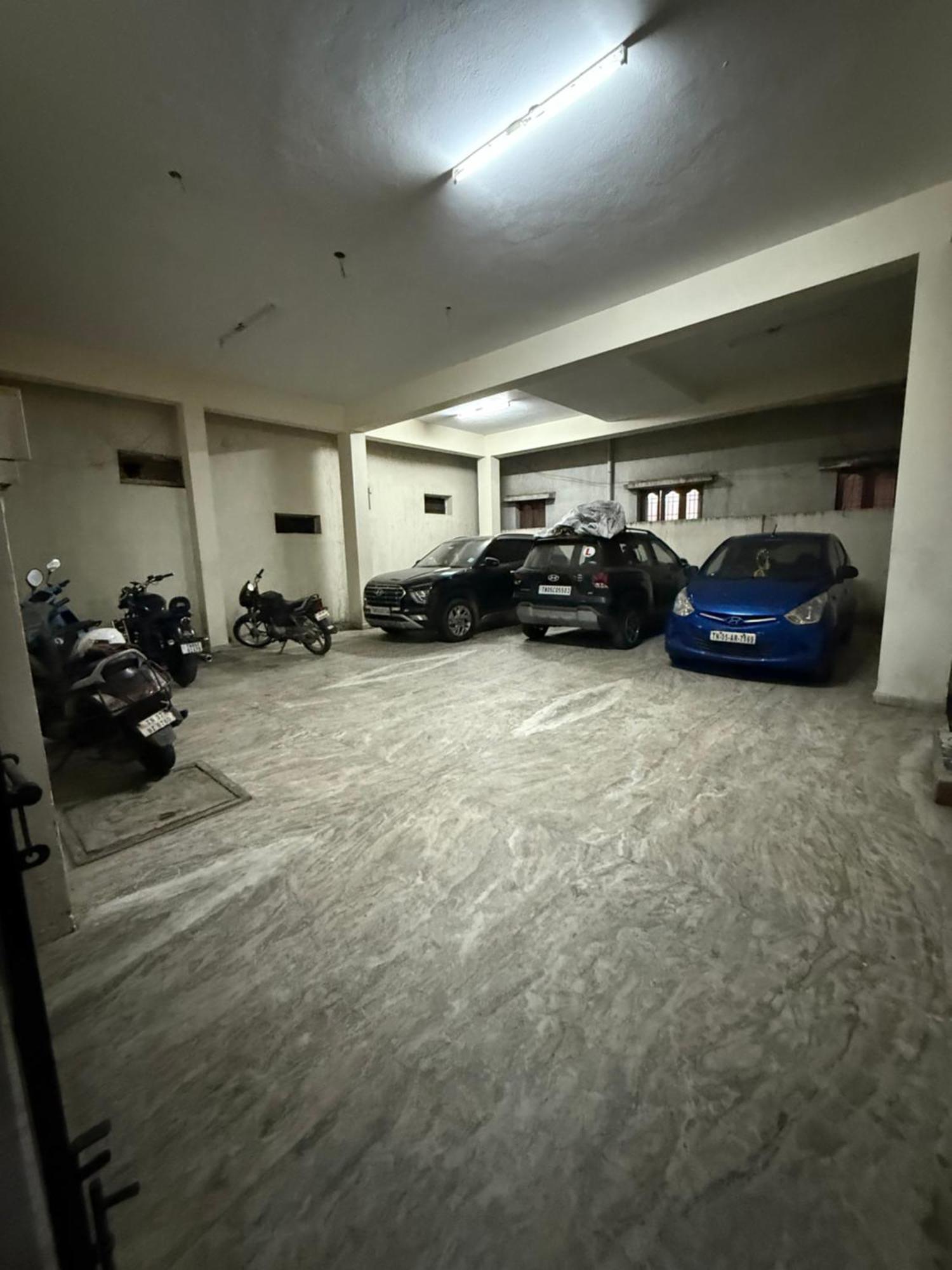 Sels 2 Single Bed, Bathroom, Lift, Third Floor, Bike Park *